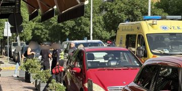 Άνδρας με μηχανάκι έπεσε πάνω σε σταθμευμένο αυτοκίνητο τραυματίστηκε και σωριάστηκε στο οδόστρωμα (φωτο)