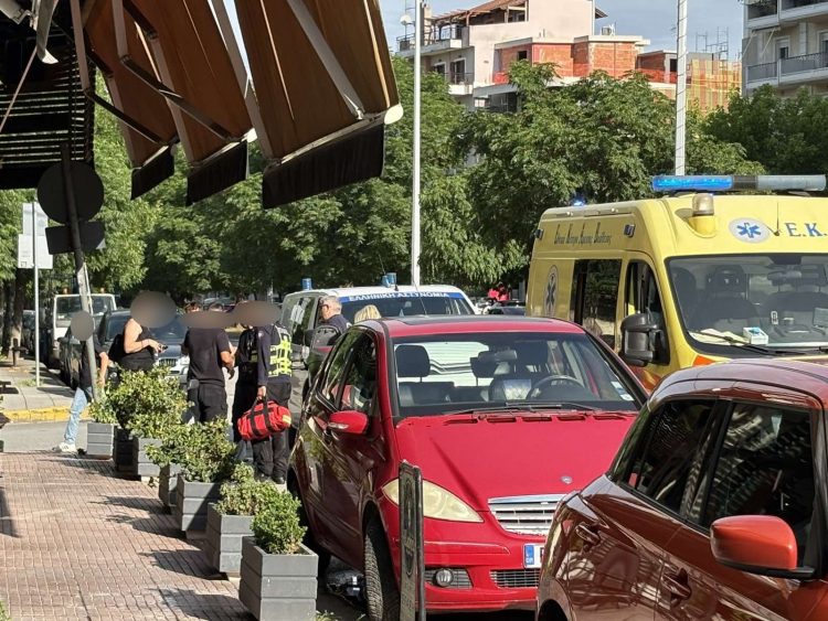 Άνδρας με μηχανάκι έπεσε πάνω σε σταθμευμένο αυτοκίνητο τραυματίστηκε και σωριάστηκε στο οδόστρωμα (φωτο)