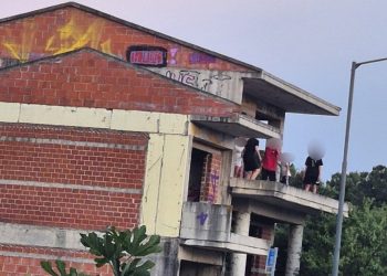 Δείτε φωτογραφία: Παρέα ανηλίκων πετάει μπάζα από οικοδομή – Το επικίνδυνο «σπορ» που προκαλεί τρόμο