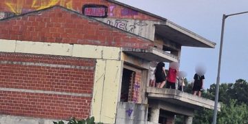 Δείτε φωτογραφία: Παρέα ανηλίκων πετάει μπάζα από οικοδομή – Το επικίνδυνο «σπορ» που προκαλεί τρόμο