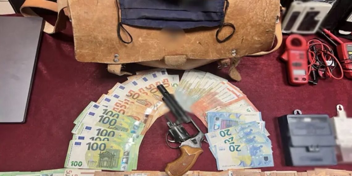 «Πείραζαν» ρολόγια και στα Τρίκαλα: Ξηλώθηκε κύκλωμα με ζημιά άνω των 9 εκατ. ευρώ στον ΔΕΔΔΗΕ – Δείτε φωτό και βίντεο