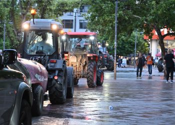 Απόβαση των τρακτέρ στην Κεντρική πλατεία Λάρισας παρά τη βροχή: «Εξαντλήθηκαν οι οικονομικές μας αντοχές – Δεν θα ξεμπερδέψουν εύκολα μαζί μας» (φωτο – βίντεο)