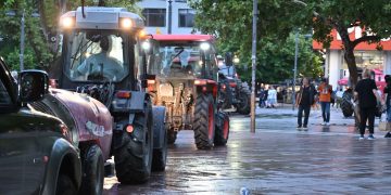 Απόβαση των τρακτέρ στην Κεντρική πλατεία Λάρισας παρά τη βροχή: «Εξαντλήθηκαν οι οικονομικές μας αντοχές – Δεν θα ξεμπερδέψουν εύκολα μαζί μας» (φωτο – βίντεο)