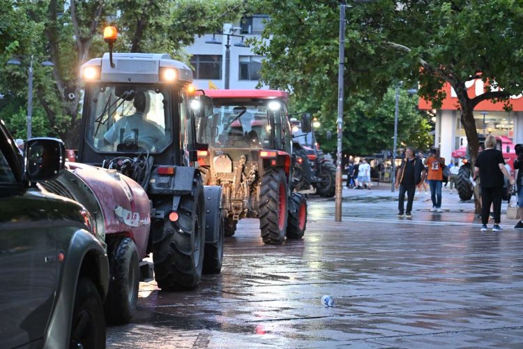 Απόβαση των τρακτέρ στην Κεντρική πλατεία Λάρισας παρά τη βροχή: «Εξαντλήθηκαν οι οικονομικές μας αντοχές – Δεν θα ξεμπερδέψουν εύκολα μαζί μας» (φωτο – βίντεο)