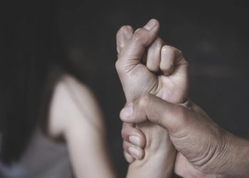 Εφιαλτικές στιγμές έζησε 45χρονη από τον πρώην σύζυγό της – Την κρατούσε όμηρο κραδαίνοντας τσεκούρι και απειλούσε να την κάψει