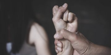 Εφιαλτικές στιγμές έζησε 45χρονη από τον πρώην σύζυγό της – Την κρατούσε όμηρο κραδαίνοντας τσεκούρι και απειλούσε να την κάψει