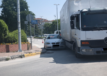Φορτηγό «στρίμωξε» αυτοκίνητο σε κυκλικό κόμβο – Δείτε εικόνες