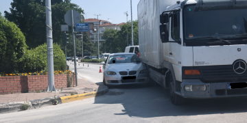 Φορτηγό «στρίμωξε» αυτοκίνητο σε κυκλικό κόμβο – Δείτε εικόνες