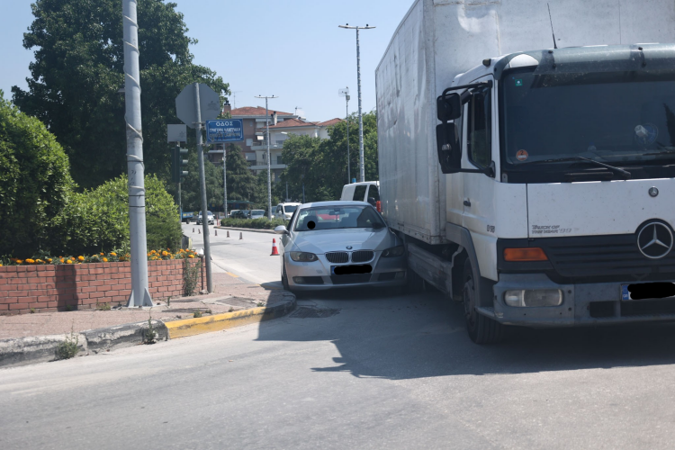 Φορτηγό «στρίμωξε» αυτοκίνητο σε κυκλικό κόμβο – Δείτε εικόνες
