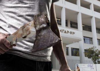 Στη φυλακή για δύο μήνες ο 50χρονος που κρατούσε όμηρο με τσεκούρι την πρώην γυναίκα του