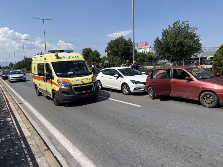 Δείτε φωτογραφίες: Καραμπόλα αυτοκινήτων – Κινητοποίηση των Αρχών στο σημείο