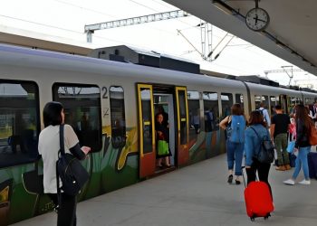 Αδιανόητο περιστατικό στον προαστιακό – Ανήλικα παιδιά από μεγαφωνική εγκατάσταση άρχισαν να βρίζουν αισχρά τους επιβάτες