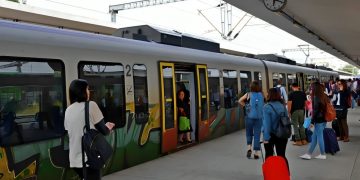 Αδιανόητο περιστατικό στον προαστιακό – Ανήλικα παιδιά από μεγαφωνική εγκατάσταση άρχισαν να βρίζουν αισχρά τους επιβάτες