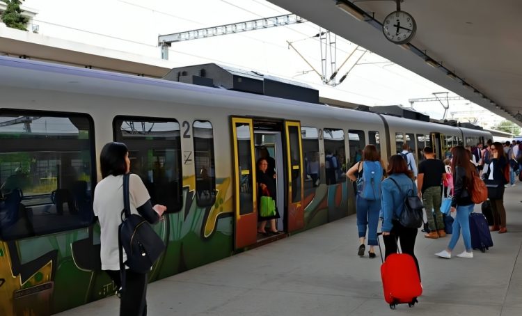 Αδιανόητο περιστατικό στον προαστιακό – Ανήλικα παιδιά από μεγαφωνική εγκατάσταση άρχισαν να βρίζουν αισχρά τους επιβάτες