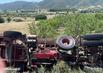 Εκτροπή φορτηγού σε επαρχιακή οδό – Δείτε εικόνες