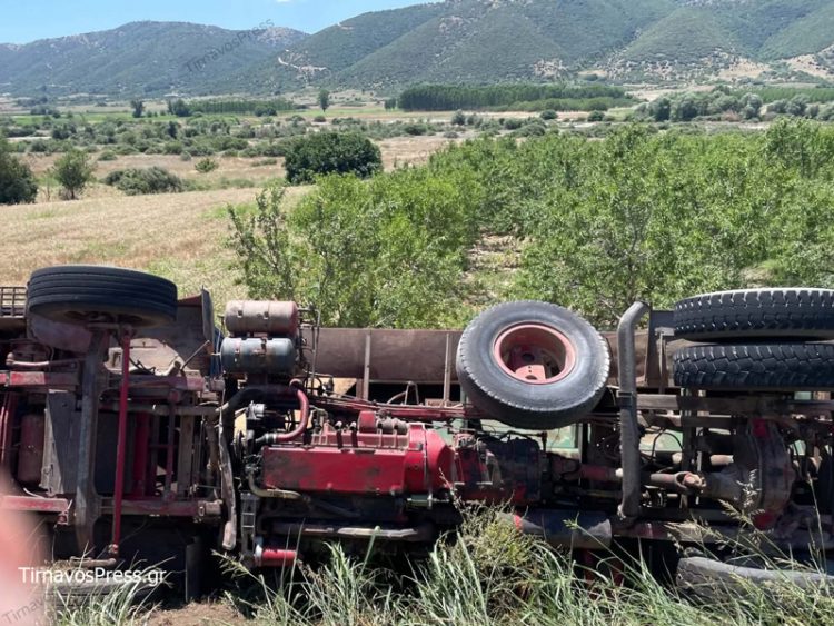 Εκτροπή φορτηγού σε επαρχιακή οδό – Δείτε εικόνες