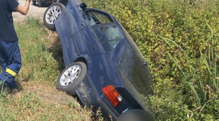 Αυτοκίνητο με ηλικιωμένο οδηγό «τούμπαρε» στην περιοχή των Μεσαγκάλων – Έπεσε σε χαντάκι (Δείτε φωτογραφίες)