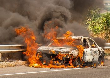 Αυτοκίνητο κάηκε ολοσχερώς (ΦΩΤΟ + ΒΙΝΤΕΟ)