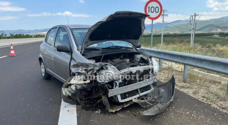 Αυτοκίνητο με προορισμό την Καρδίτσα χτύπησε με σφοδρότητα στις προστατευτικές μπάρες στον Ε65 (+Φωτο) 