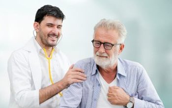 Πόνος στο στήθος: Πότε μπορεί να σχετίζεται με τη δυσκοιλιότητα και όχι με την καρδιά