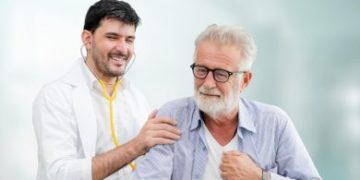 Πόνος στο στήθος: Πότε μπορεί να σχετίζεται με τη δυσκοιλιότητα και όχι με την καρδιά