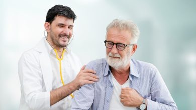 Πόνος στο στήθος: Πότε μπορεί να σχετίζεται με τη δυσκοιλιότητα και όχι με την καρδιά