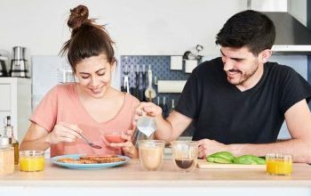 Τοστ αβοκάντο ή βρώμη; Ποιο πρωινό φαίνεται να επηρεάζει περισσότερο το βάρος σε γυναίκες και άνδρες