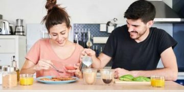 Τοστ αβοκάντο ή βρώμη; Ποιο πρωινό φαίνεται να επηρεάζει περισσότερο το βάρος σε γυναίκες και άνδρες