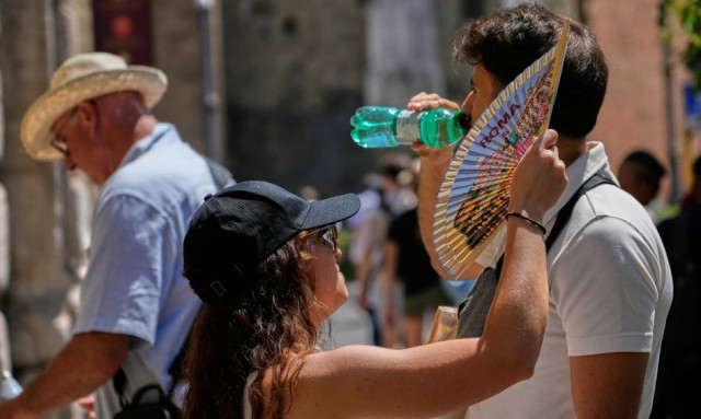 Καιρός: Στα όρια του καύσωνα με 35άρια σήμερα – Που θα έχει καταιγίδες