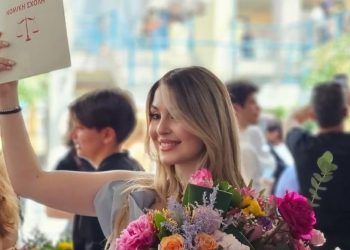 Περήφανη μητέρα η βουλευτής Τρικάλων της Ν.Δ. Κατερίνα Παπακώστα – Η ευειδής κόρη της Χριστίνα ορκίσθηκε δικηγόρος ακολουθώντας τα επαγγελματικά χνάρια της (ΦΩΤΟ)
