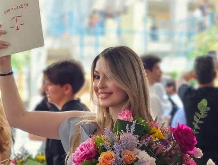 Περήφανη μητέρα η βουλευτής Τρικάλων της Ν.Δ. Κατερίνα Παπακώστα – Η ευειδής κόρη της Χριστίνα ορκίσθηκε δικηγόρος ακολουθώντας τα επαγγελματικά χνάρια της (ΦΩΤΟ)