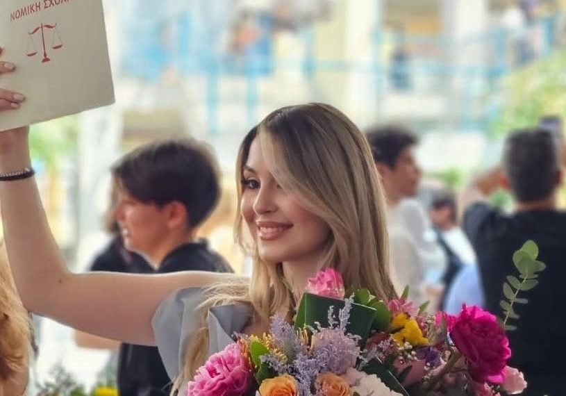 Περήφανη μητέρα η βουλευτής Τρικάλων της Ν.Δ. Κατερίνα Παπακώστα – Η ευειδής κόρη της Χριστίνα ορκίσθηκε δικηγόρος ακολουθώντας τα επαγγελματικά χνάρια της (ΦΩΤΟ)