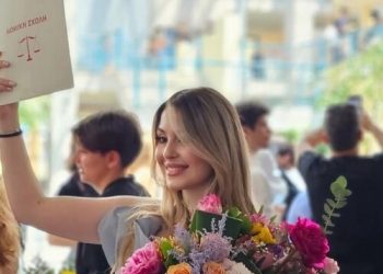 Περήφανη μητέρα η βουλευτής Τρικάλων της Ν.Δ. Κατερίνα Παπακώστα – Η ευειδής κόρη της Χριστίνα ορκίσθηκε δικηγόρος ακολουθώντας τα επαγγελματικά χνάρια της (ΦΩΤΟ)