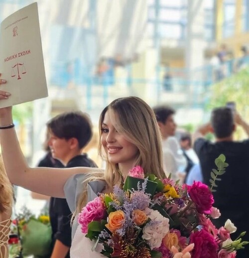 Περήφανη μητέρα η βουλευτής Τρικάλων της Ν.Δ. Κατερίνα Παπακώστα – Η ευειδής κόρη της Χριστίνα ορκίσθηκε δικηγόρος ακολουθώντας τα επαγγελματικά χνάρια της (ΦΩΤΟ)