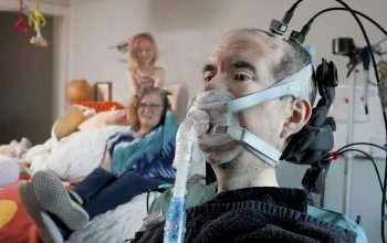 ALS: Έχασε τη φωνή του αλλά μιλά ξανά χάρη σε εμφύτευμα εγκεφάλου – Η συγκλονιστική ιστορία ενός 47χρονου