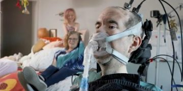 ALS: Έχασε τη φωνή του αλλά μιλά ξανά χάρη σε εμφύτευμα εγκεφάλου – Η συγκλονιστική ιστορία ενός 47χρονου