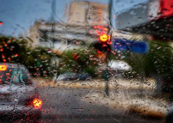 Έντονα φαινόμενα την Παρασκευή σε Τρίκαλα και Θεσσαλία, βελτιώνεται ο καιρός το Σαββατοκύριακο (video)