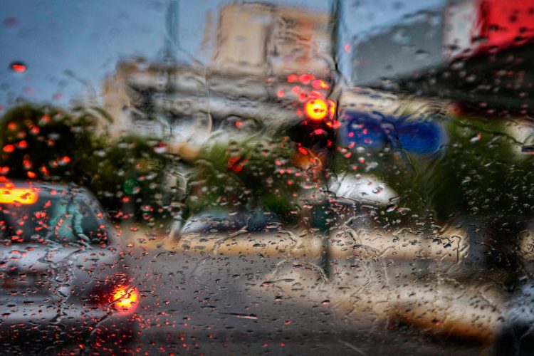 Έντονα φαινόμενα την Παρασκευή σε Τρίκαλα και Θεσσαλία, βελτιώνεται ο καιρός το Σαββατοκύριακο (video)