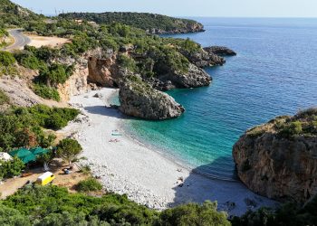 Παραλία Φονέα: Ο κρυμμένος παράδεισος της Μάνης με τα τιρκουάζ νερά (ΒΙΝΤΕΟ)