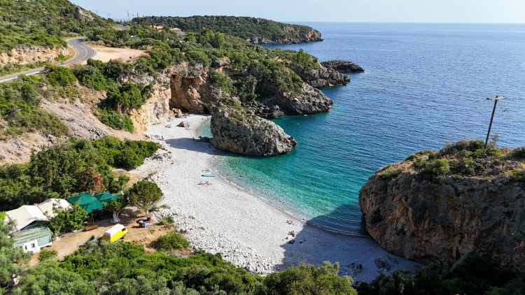 Παραλία Φονέα: Ο κρυμμένος παράδεισος της Μάνης με τα τιρκουάζ νερά (ΒΙΝΤΕΟ)