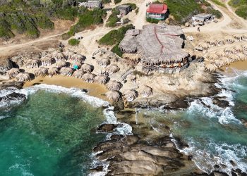 Τηγάνια: Η εξωτική παραλία της Χαλκιδικής με το πιο παράξενο όνομα (βίντεο)