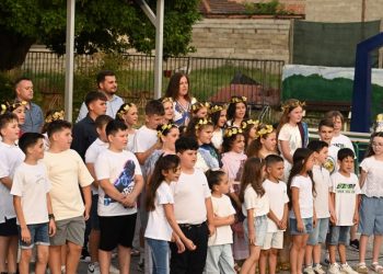 Με συγκίνηση και θερμό χειροκρότημα η γιορτή λήξης του 2ου Δημοτικού Σχολείου Οιχαλίας – Αποχαιρέτησαν δύο αγαπημένες εκπαιδευτικούς (ΦΩΤΟ – ΒΙΝΤΕΟ)