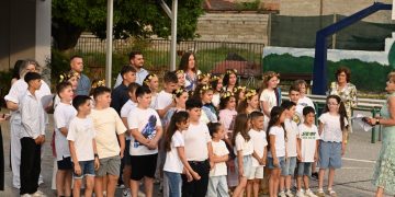 Με συγκίνηση και θερμό χειροκρότημα η γιορτή λήξης του 2ου Δημοτικού Σχολείου Οιχαλίας – Αποχαιρέτησαν δύο αγαπημένες εκπαιδευτικούς (ΦΩΤΟ – ΒΙΝΤΕΟ)