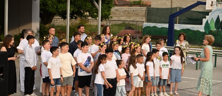 Με συγκίνηση και θερμό χειροκρότημα η γιορτή λήξης του 2ου Δημοτικού Σχολείου Οιχαλίας – Αποχαιρέτησαν δύο αγαπημένες εκπαιδευτικούς (ΦΩΤΟ – ΒΙΝΤΕΟ)