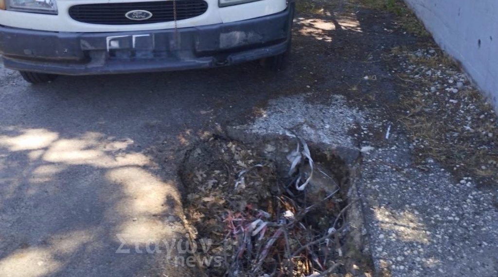 Καλαμπάκα: Όχημα έπεσε σε λακκούβα κοντά στο εκκλησάκι της Αγίας Τριάδας (ΦΩΤΟ)