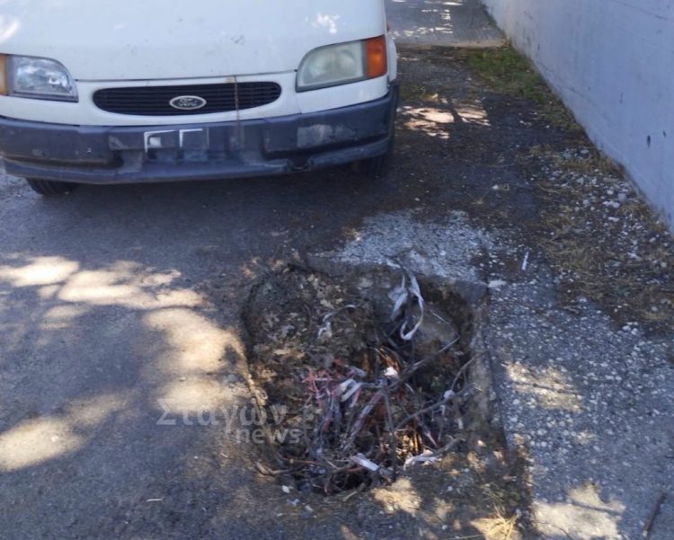Καλαμπάκα: Όχημα έπεσε σε λακκούβα κοντά στο εκκλησάκι της Αγίας Τριάδας (ΦΩΤΟ)
