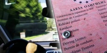 Ο ένας οδηγούσε χωρίς δίπλωμα και ο άλλος αφού τα είχε “τσούξει”