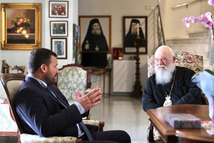 Λευτέρης Αβραμόπουλος: Από κοντά το “Εις Έτη Πολλά” στον Αρχιεπίσκοπο Ιερώνυμο στο Χαλκούτσι – Το “ευχαριστώ” για την στήριξη του Κοινωνικού Παντοπωλείου