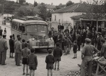 Όταν το πρώτο λεωφορείο του ΚΤΕΛ Τρικάλων έφτασε στην Κρήνη και όλο το χωριό βγήκε να το υποδεχθεί…