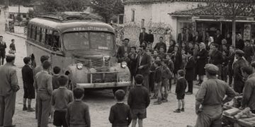 Όταν το πρώτο λεωφορείο του ΚΤΕΛ Τρικάλων έφτασε στην Κρήνη και όλο το χωριό βγήκε να το υποδεχθεί…